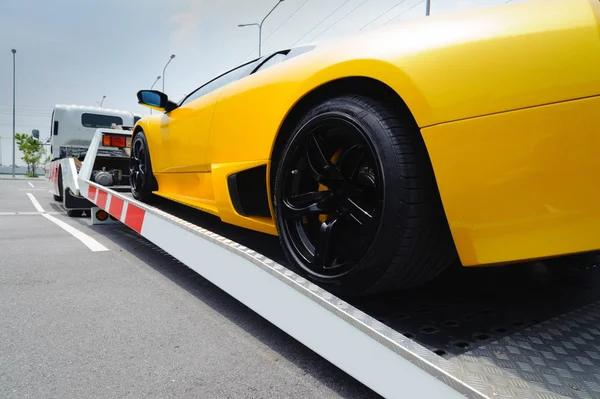 Ein Kaputtes Fahrzeug Wurde Auf Die Plattform Eines Abschleppwagens Geschnallt — Stockfoto