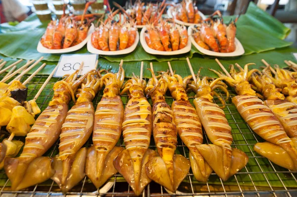 Espetos Lulas Grelhadas Camarões Alimentos Rua Tailandeses — Fotografia de Stock