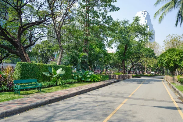 Çalışan ve bisiklet lane ile yeşil ve huzurlu kamu parki