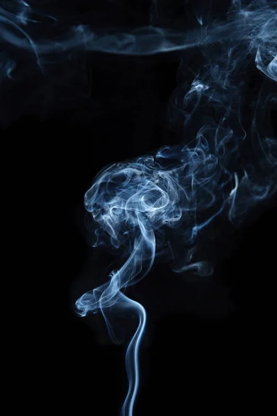 Αφηρημένη στροβιλισμού λευκό καπνό κίνημα σε μαύρο. Φαντασία καπνού — Φωτογραφία Αρχείου
