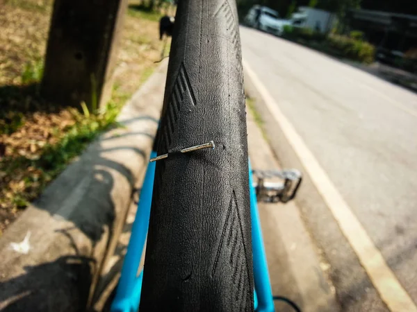 Szúrt körmökkel rendelkező kerékpárok gumiabroncsainak közelsége — Stock Fotó