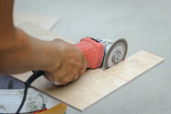 Tiler Gebruikt Een Handslijpmachine Keramische Tegels Snijden — Stockfoto