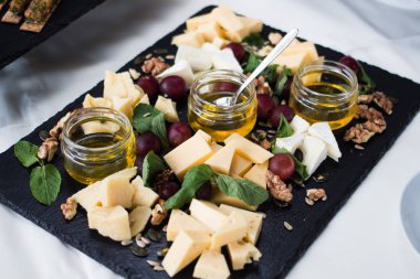 Dilimlenmiş lezzetli peynir ve bal ile tepsi