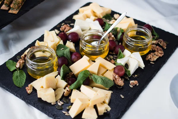 Dilimlenmiş lezzetli peynir ve bal ile tepsi