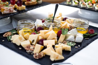 Atıştırmak peynir ile büyük siyah tepsi