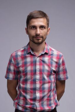 ekose gömlekli adam