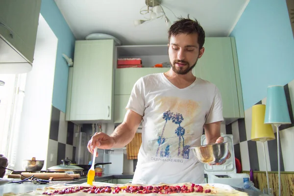 Чоловік готує вишневий штрудель — стокове фото