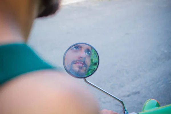 Відображення людини в дзеркалі скутера — стокове фото