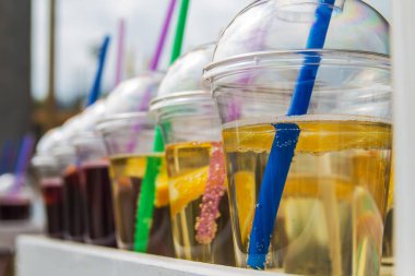 Bardak taze limonata ile