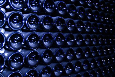 Şişe şampanya ile alt