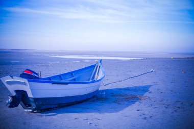 ıssız bir sahilde tekne