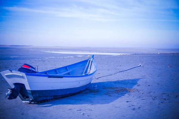 Boat on a deserted beach — Stock Photo, Image