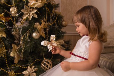 Noel oyuncak ile küçük kız