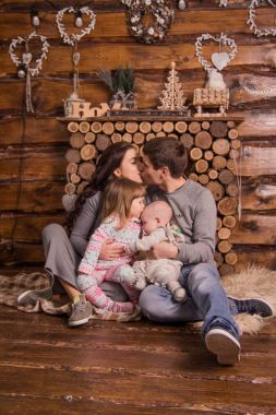 İki çocuklu aile yavaşça öp