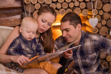 Annem ve babam bir çocuk için kışın bir kitap okumak