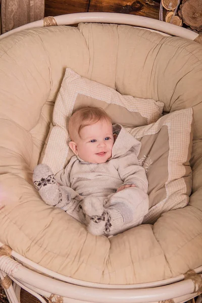 Ein kleines Kind im großen runden Stuhl — Stockfoto