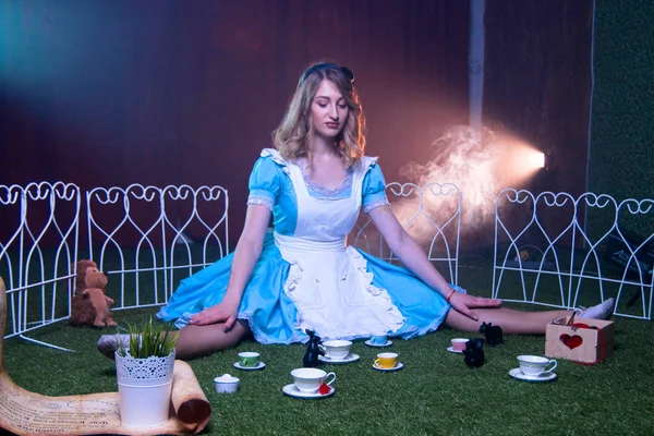 Alice fell and landed in Wonderland — Stock Photo, Image