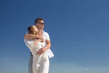 Güçlü adam sıkıca Sevgili karısını kucaklar