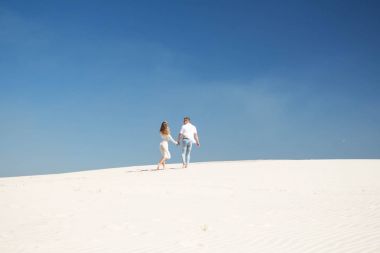 Güzel bir çift beyaz sınırsız kumları arasında mesafe