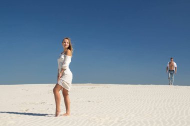 Çok uzaklara, güzel bir kız yaklaşan bir adam silüeti