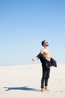 Güneş duran bir adam silah uzanmış gövde ile