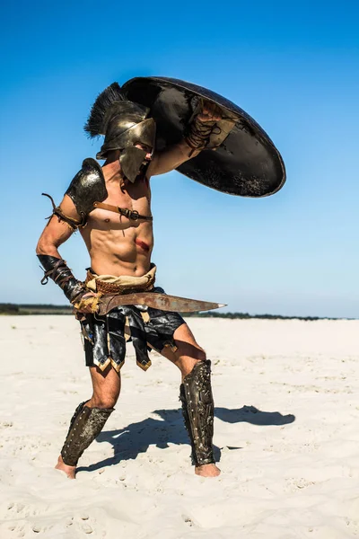 Egy római katona, egy pajzs. — Stock Fotó