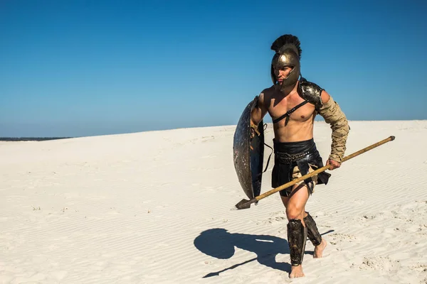 Спартанський воїн проходить через пустелі — стокове фото
