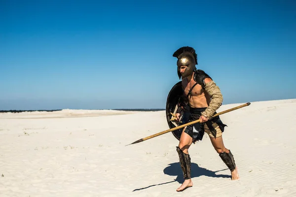 Спартанцы быстро бегут по песку — стоковое фото