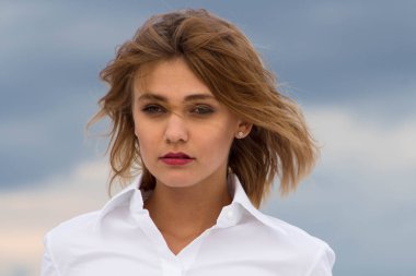 Güzel bir sarışın saç uçan ile portresi