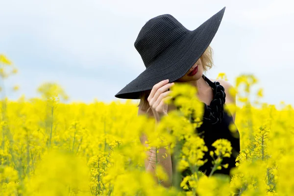 Kız onun yüz çiçek alanıyla bir şapka ile kaplı — Stok fotoğraf
