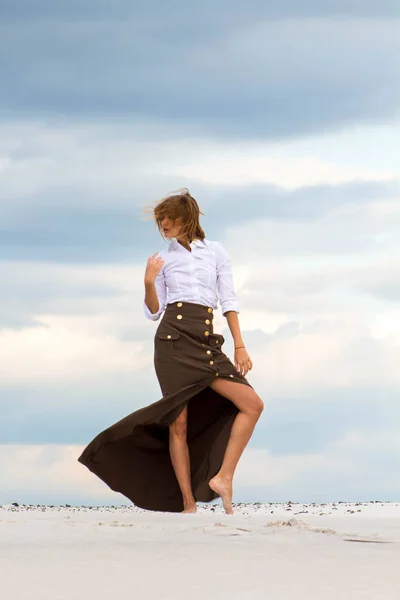 Flickan står i en graciös pose i vinden — Stockfoto