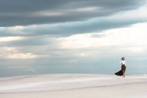 Egy gyönyörű, arisztokrata lány sétál messze a sivatagban — Stock Fotó