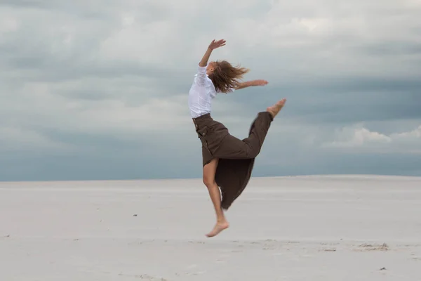 A girl in a jump with a feeling of complete freedom — Stock Photo, Image