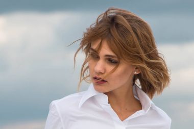 Uzak bir güzel kız portresi