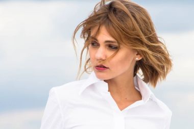 Bukleler uçan ile beyaz bir gömlek bir kız portresi