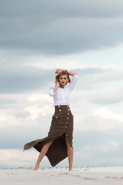 Vacker kvinna graciöst dansar i öknen — Stockfoto