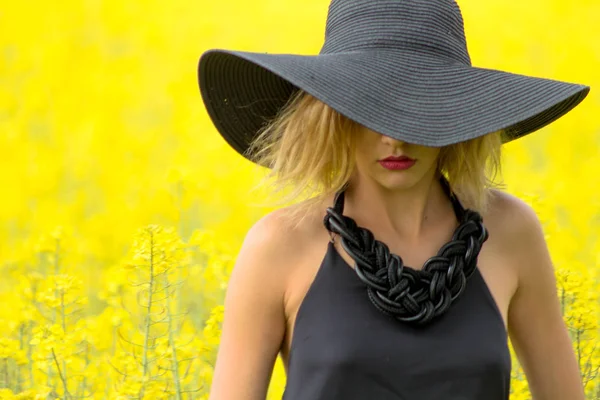 Gran sombrero esconde los ojos de la chica — Foto de Stock