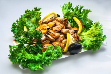 Midye marul yaprakları