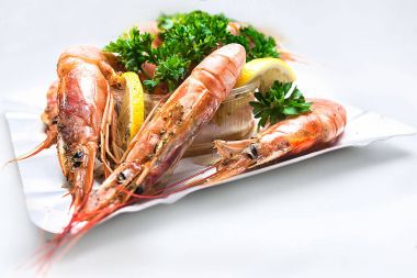 Büyük karides yılında soya sosu