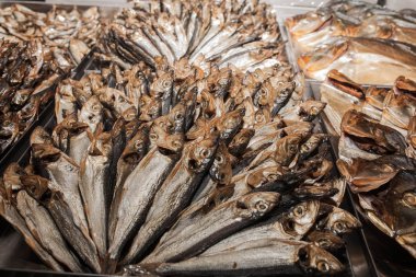 Füme uskumru kutusu