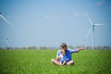 Baba ve oğlu Rüzgar jeneratörleri ile sahada