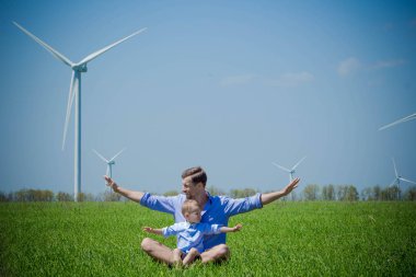 Baba küçük oğlu Rüzgar jeneratörleri hakkında söyler.