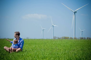 Küçük oğlu baba Rüzgar jeneratörleri üzerinde gösterir