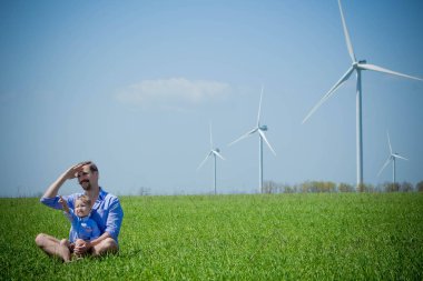 Baba ve oğlu Rüzgar jeneratörleri arıyoruz