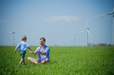 Baba ve oğlu Rüzgar türbinleri oynuyorlar