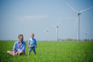 Rüzgar jeneratörleri etkisi altında küçük bir çocuk