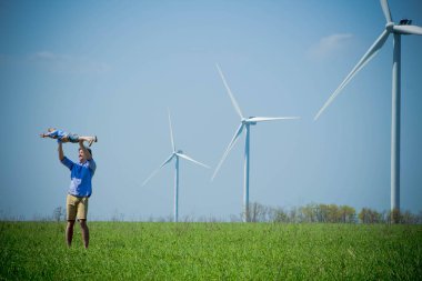 Küçük bir oğlun, babasının kollarında uçar