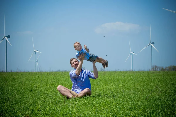 Baba oğlu kaldırdı ve rüzgar türbinleri çember