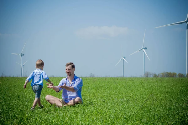 Baba ve oğlu Rüzgar türbinleri oynuyorlar