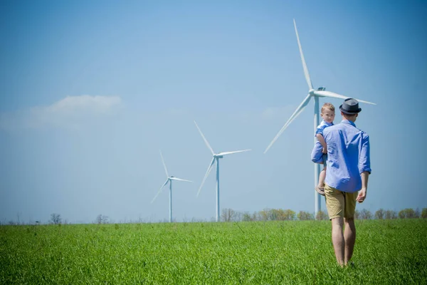 Baba oğlu Rüzgar türbinleri için taşır